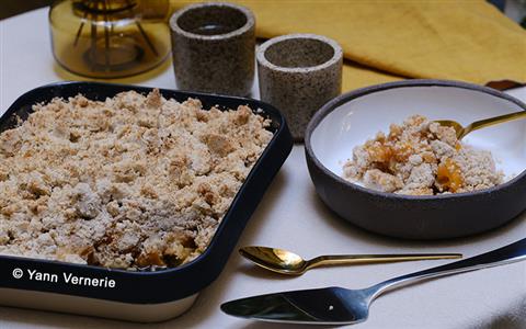 Crumble vegan pommes-pêches sans gluten ni sucre